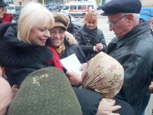 Locuitorii din Colegiul 8 i-au cerut Manuelei Mitrea o piaţă, un club al pensionarilor şi refacerea bordurilor